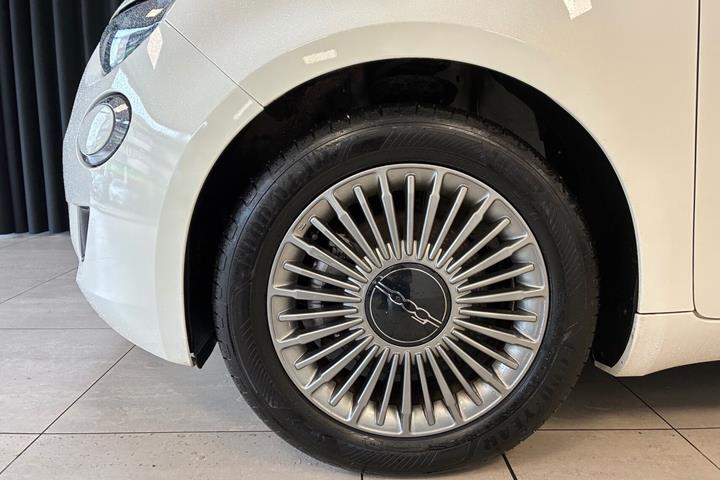 Hvid Fiat 500e fra 2023