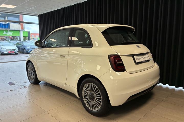 Hvid Fiat 500e fra 2023