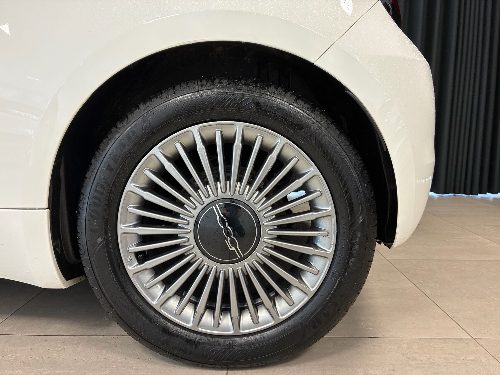 Hvid Fiat 500e fra 2023