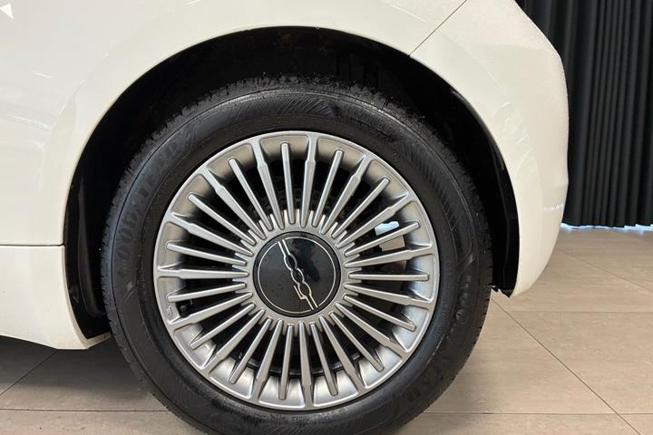 Hvid Fiat 500e fra 2023