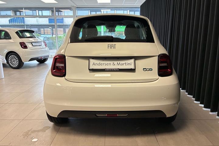 Hvid Fiat 500e fra 2023