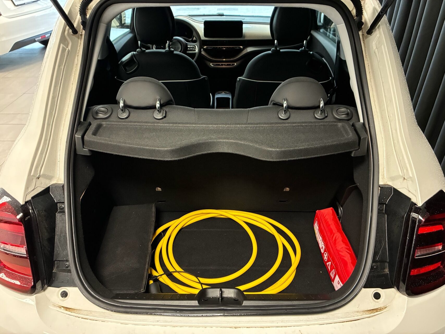 Hvid Fiat 500e fra 2023