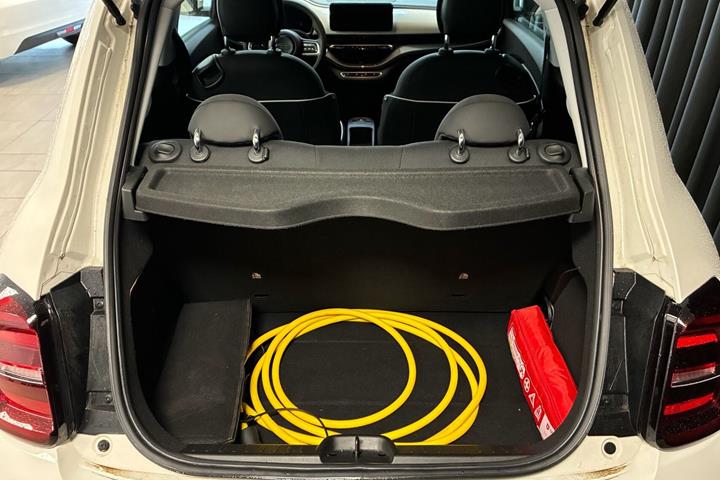Hvid Fiat 500e fra 2023