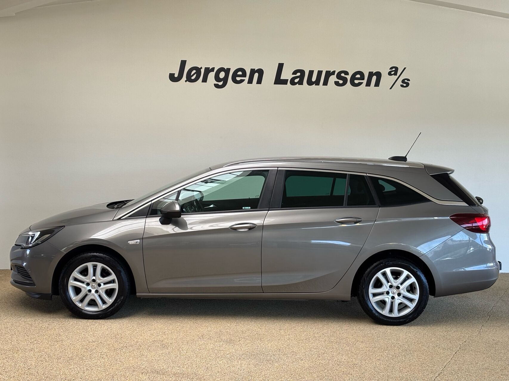 Grå Opel Astra fra 2016