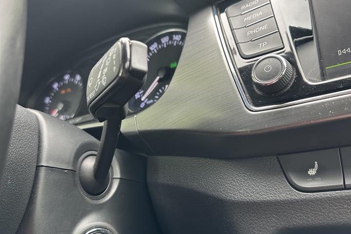 Grå Skoda Fabia fra 2016