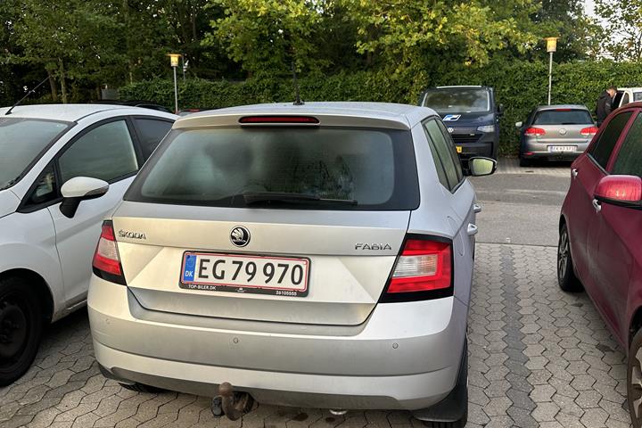 Grå Skoda Fabia fra 2016
