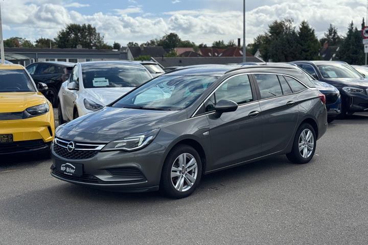 Grå Opel Astra fra 2017 set udefra