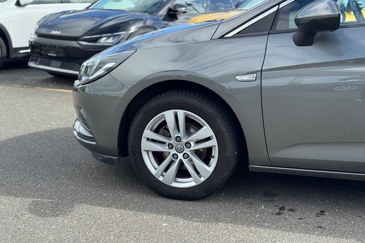 Grå Opel Astra fra 2017