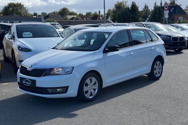 Hvid Skoda Rapid fra 2017 set udefra