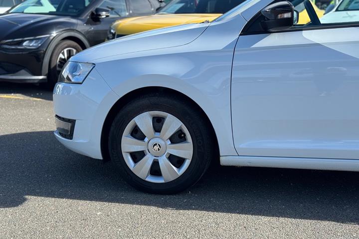Hvid Skoda Rapid fra 2017