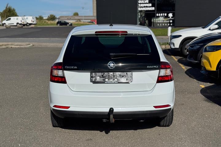 Hvid Skoda Rapid fra 2017