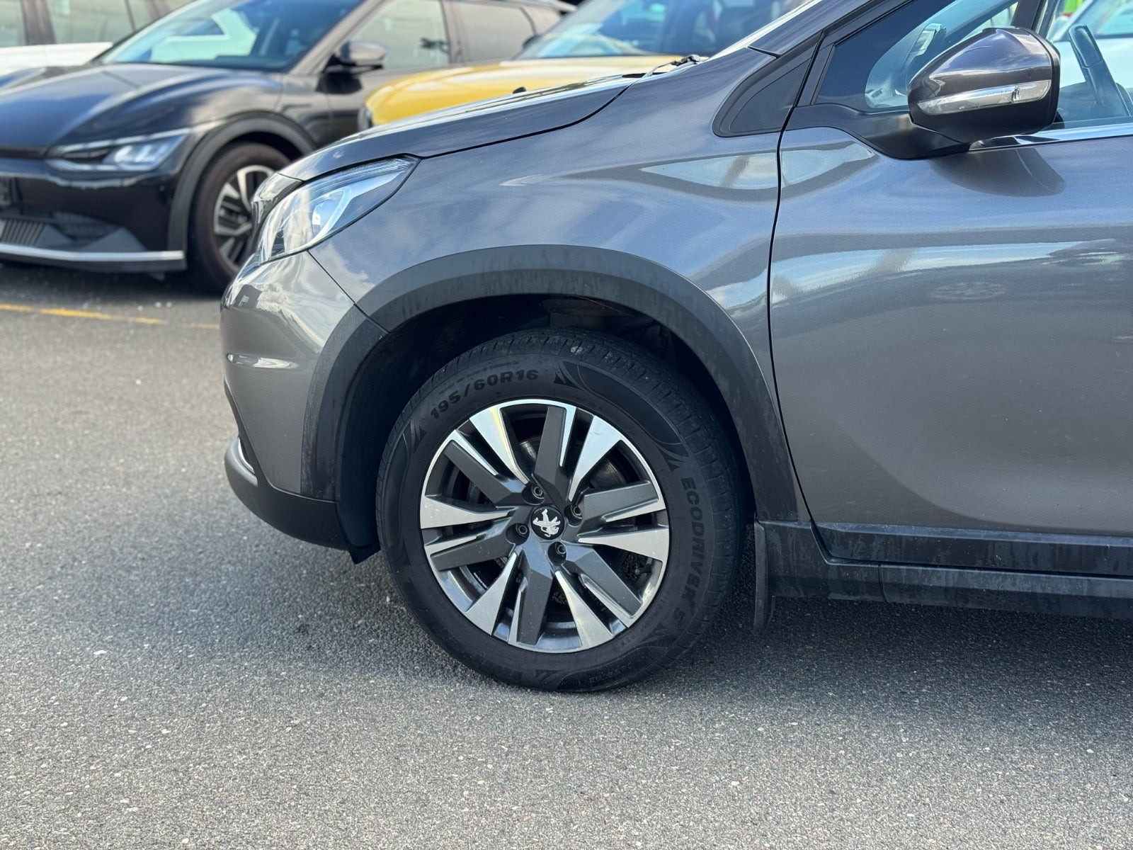 Grå Peugeot 2008 fra 2019