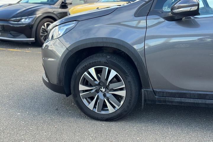 Grå Peugeot 2008 fra 2019