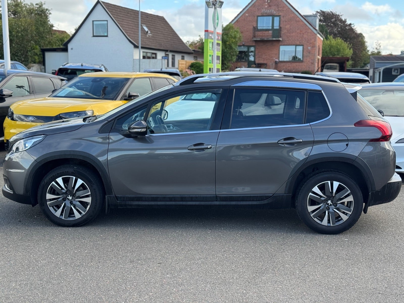 Grå Peugeot 2008 fra 2019