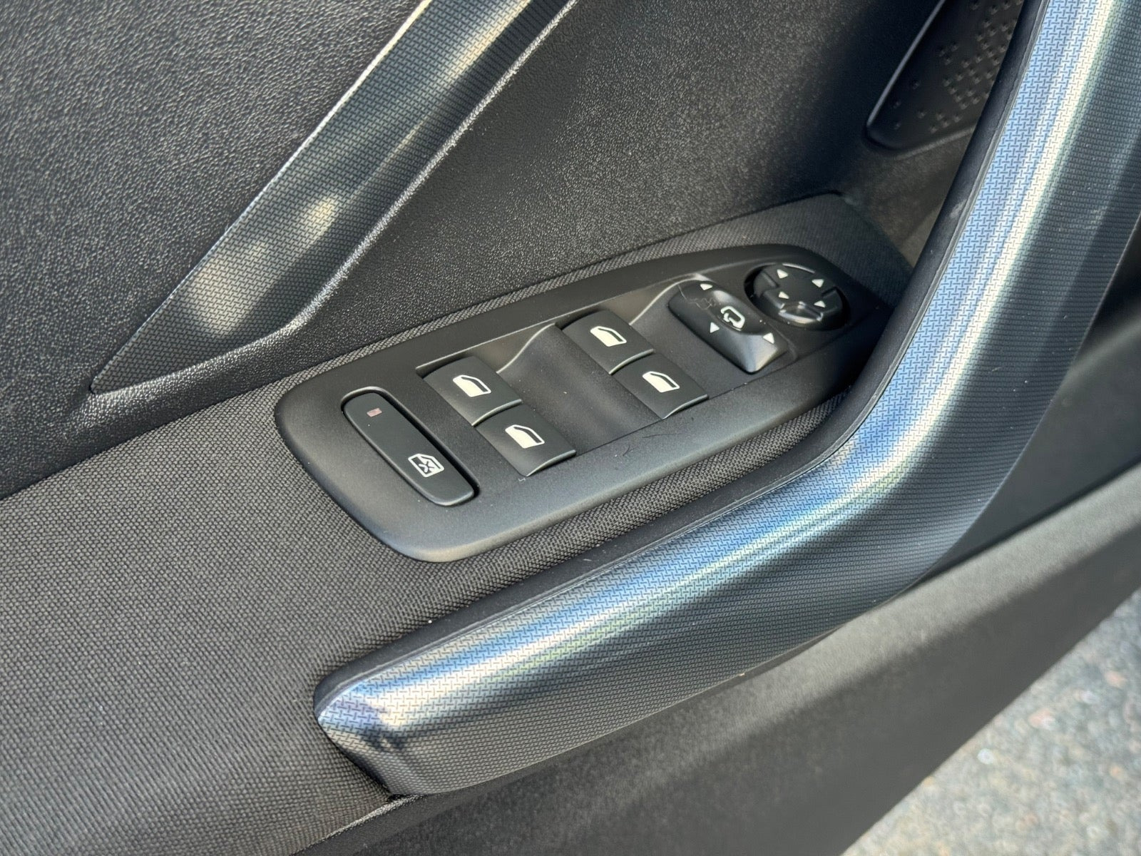Grå Peugeot 2008 fra 2019