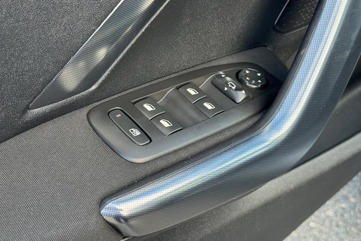 Grå Peugeot 2008 fra 2019