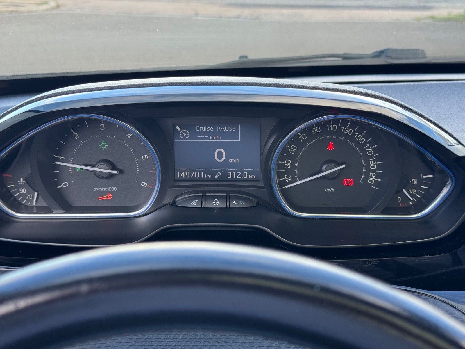 Grå Peugeot 2008 fra 2019