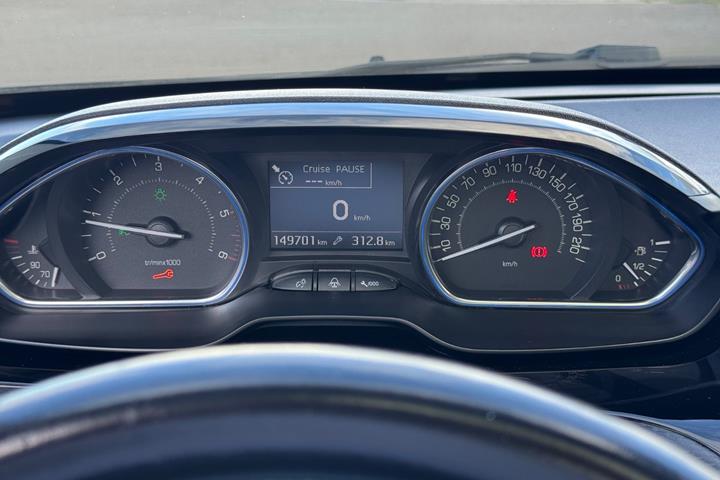 Grå Peugeot 2008 fra 2019