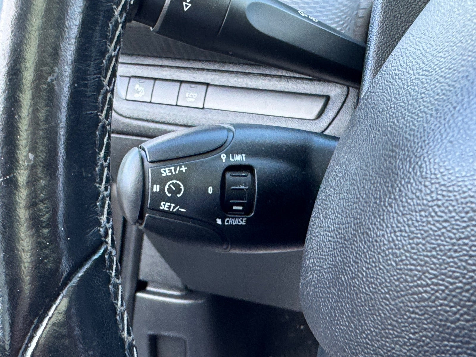 Grå Peugeot 2008 fra 2019