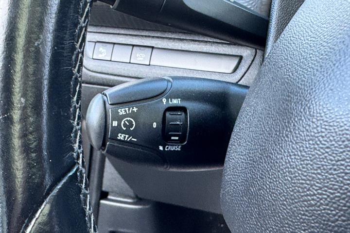 Grå Peugeot 2008 fra 2019