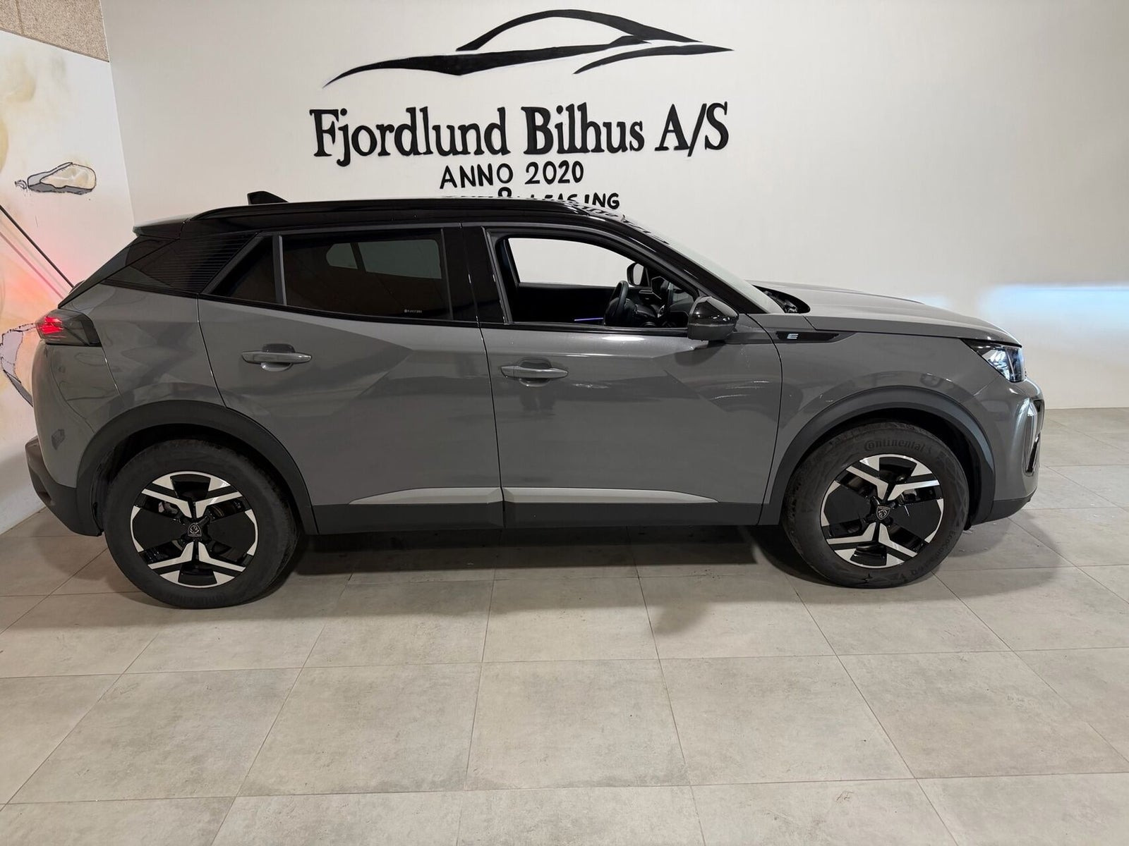 Grå Peugeot e-2008 fra 2025