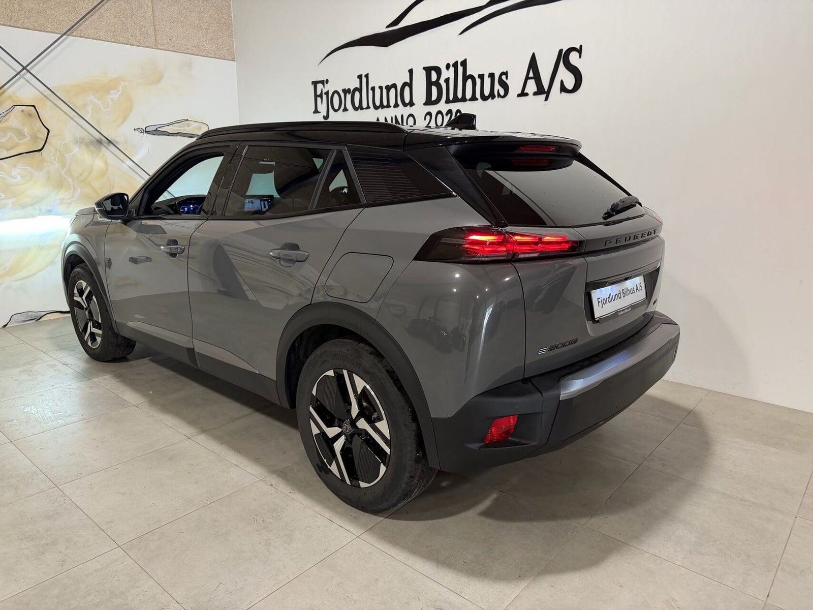 Grå Peugeot e-2008 fra 2025