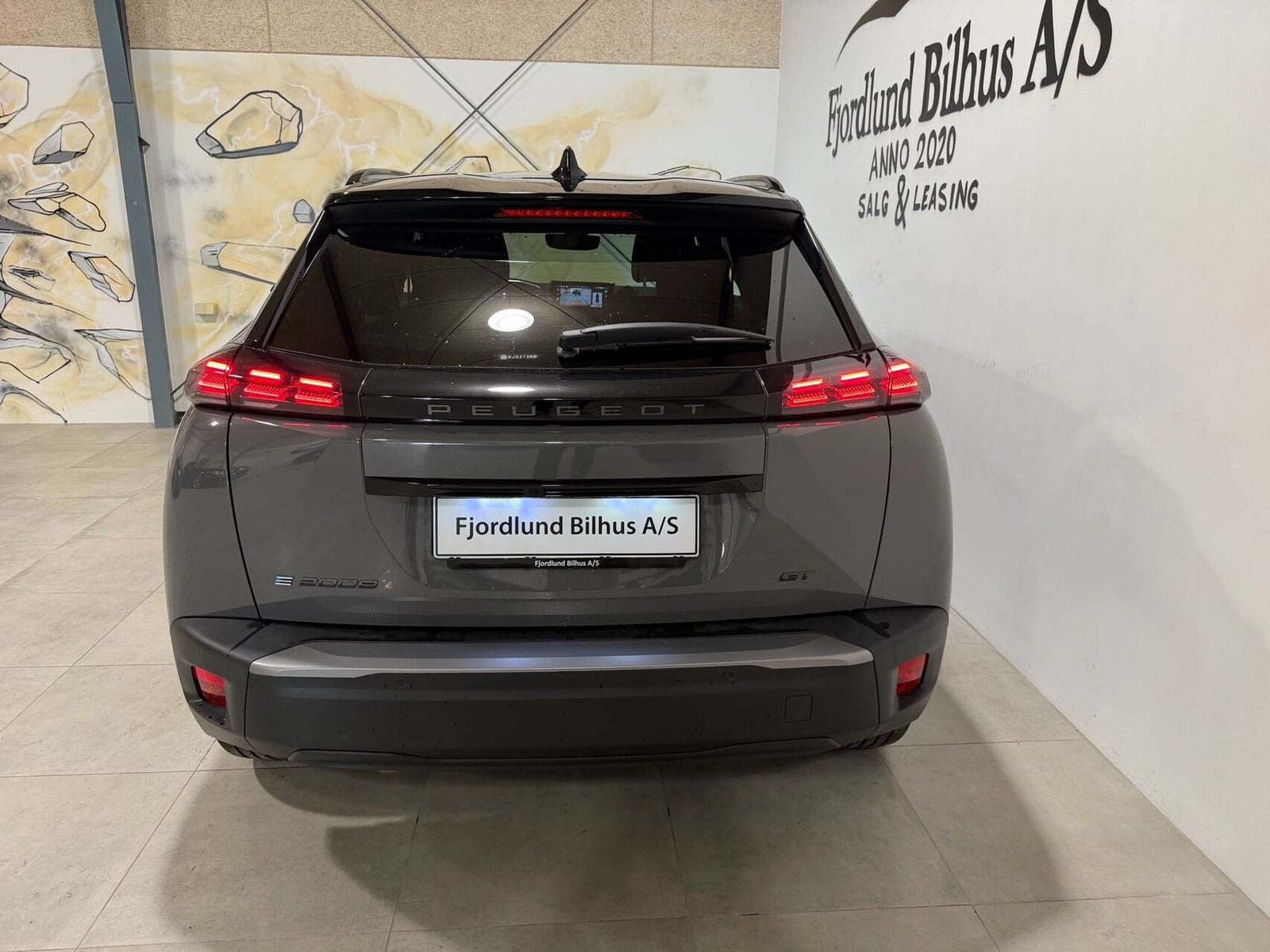 Grå Peugeot e-2008 fra 2025