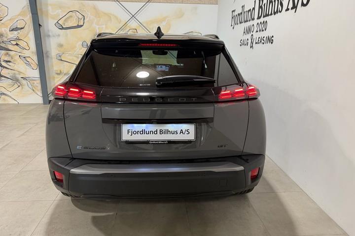Grå Peugeot e-2008 fra 2025