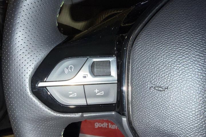 Grå Peugeot e-2008 fra 2025