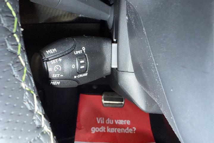 Grå Peugeot e-2008 fra 2025