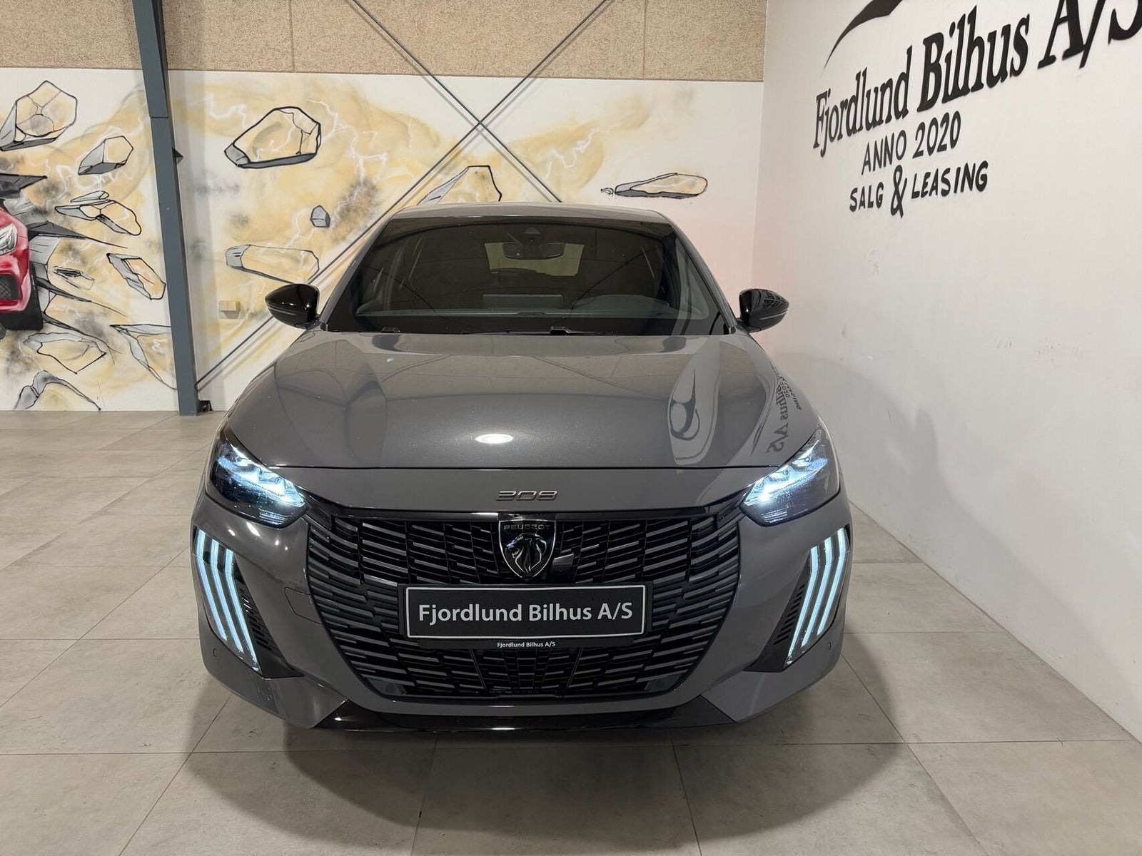 Grå Peugeot e-208 fra 2025