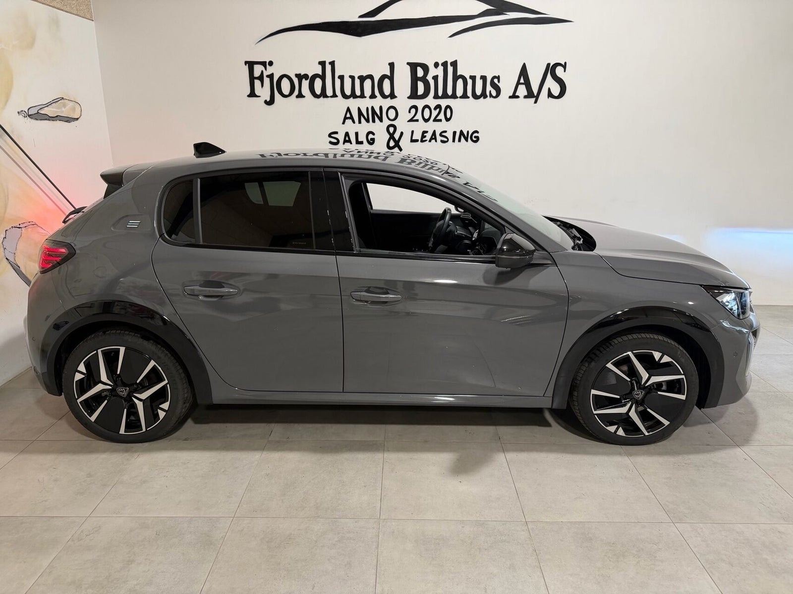 Grå Peugeot e-208 fra 2025