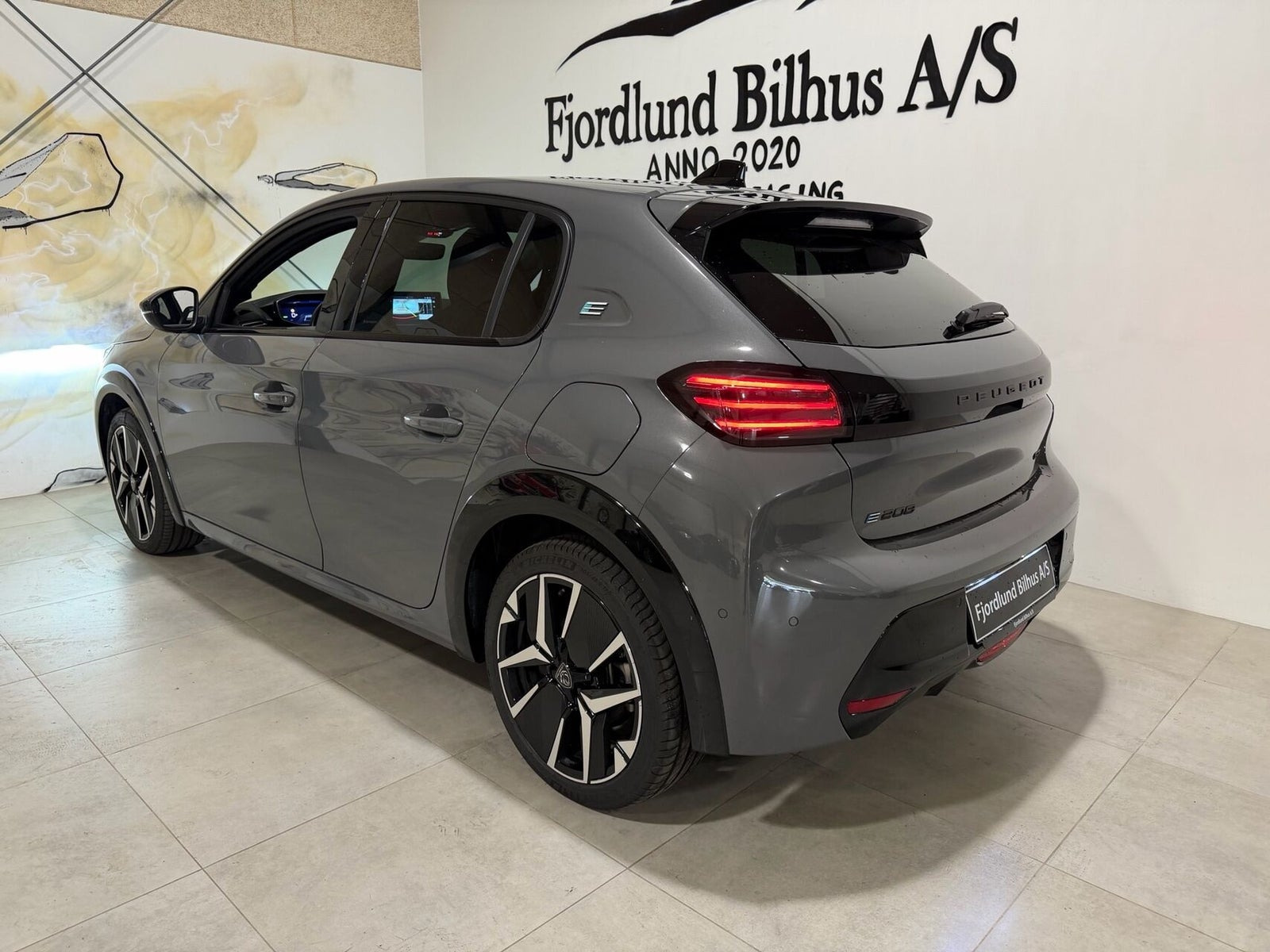 Grå Peugeot e-208 fra 2025