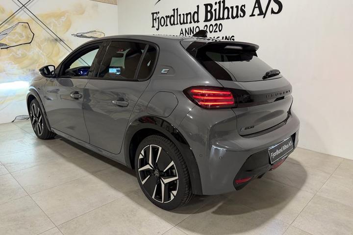 Grå Peugeot e-208 fra 2025