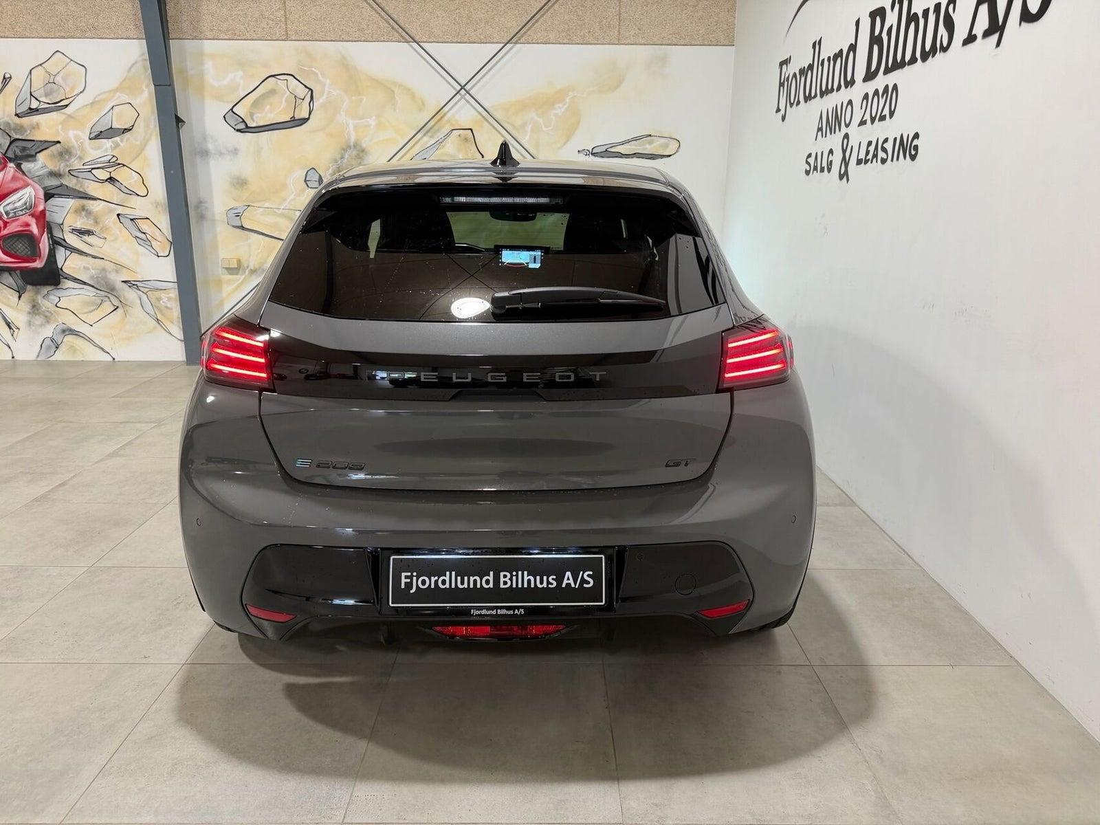 Grå Peugeot e-208 fra 2025
