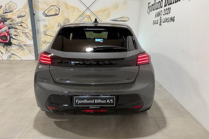 Grå Peugeot e-208 fra 2025
