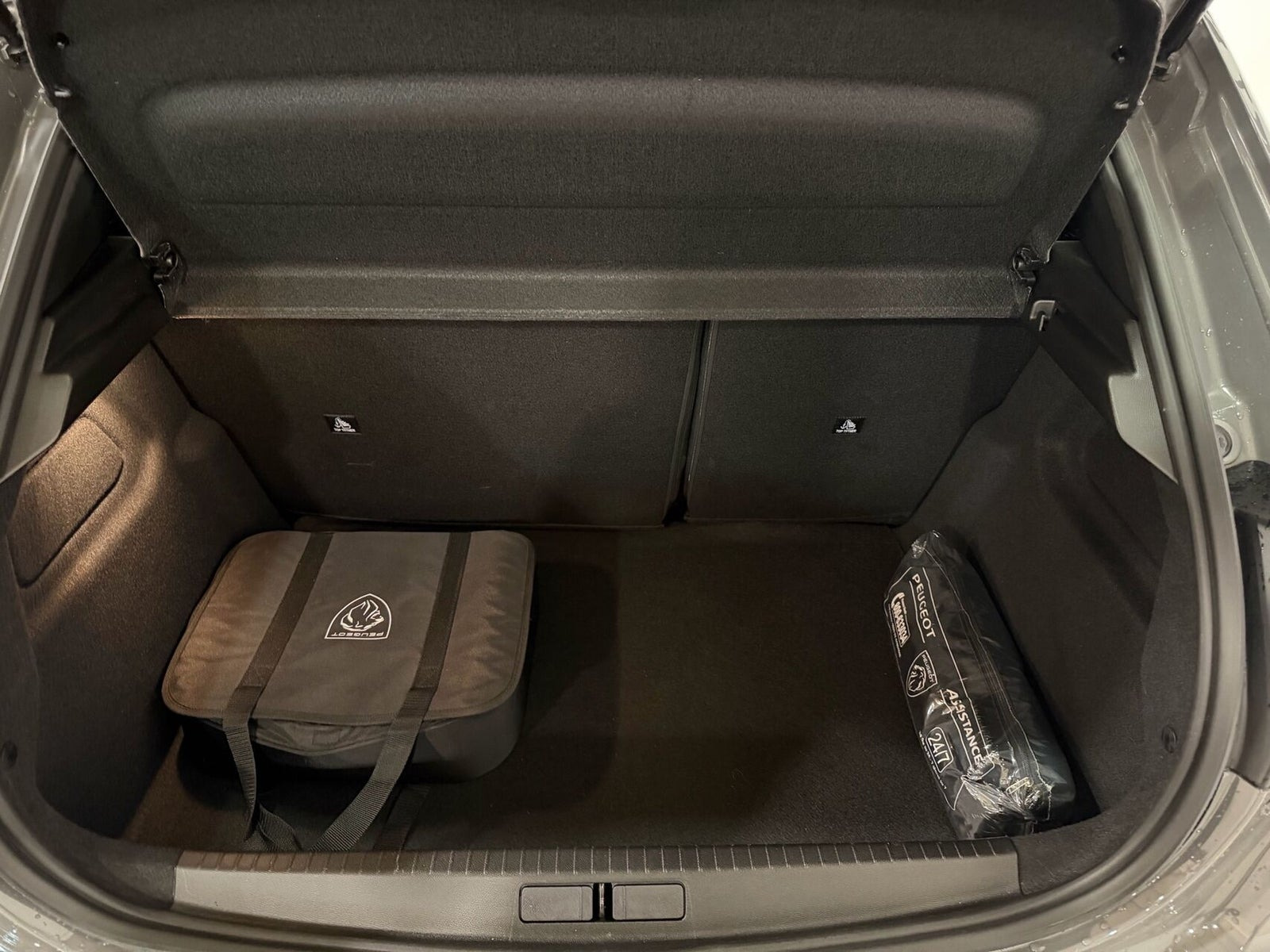 Grå Peugeot e-208 fra 2025
