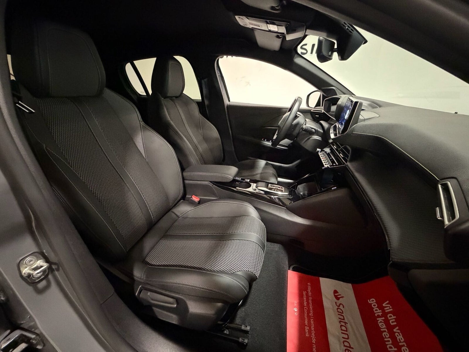 Grå Peugeot e-208 fra 2025