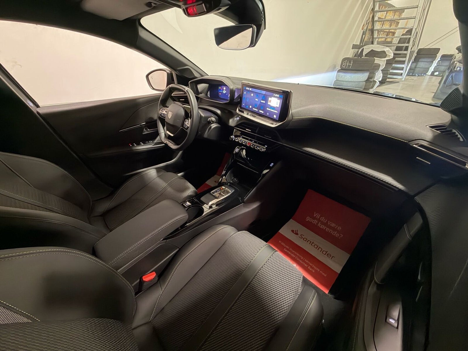 Grå Peugeot e-208 fra 2025