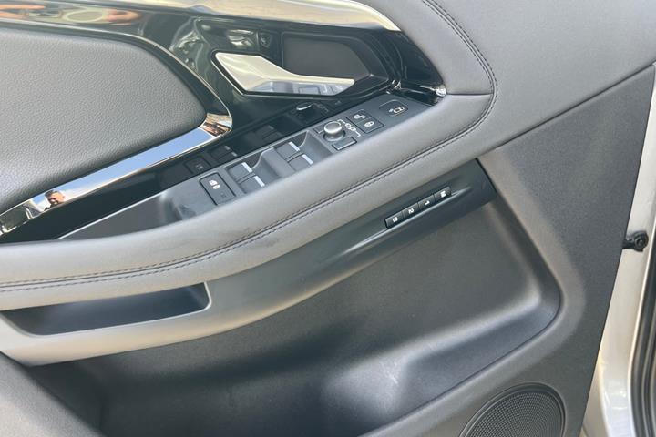 Sølv Land Rover Range Rover evoque fra 2020