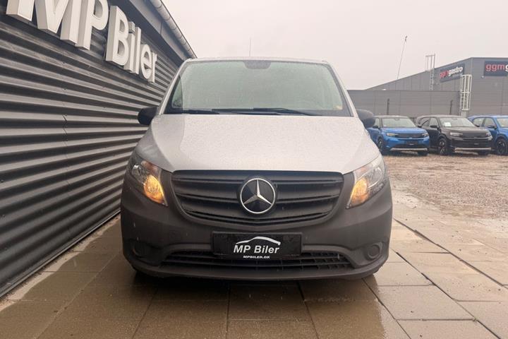 Sølv Mercedes Vito 114 fra 2021