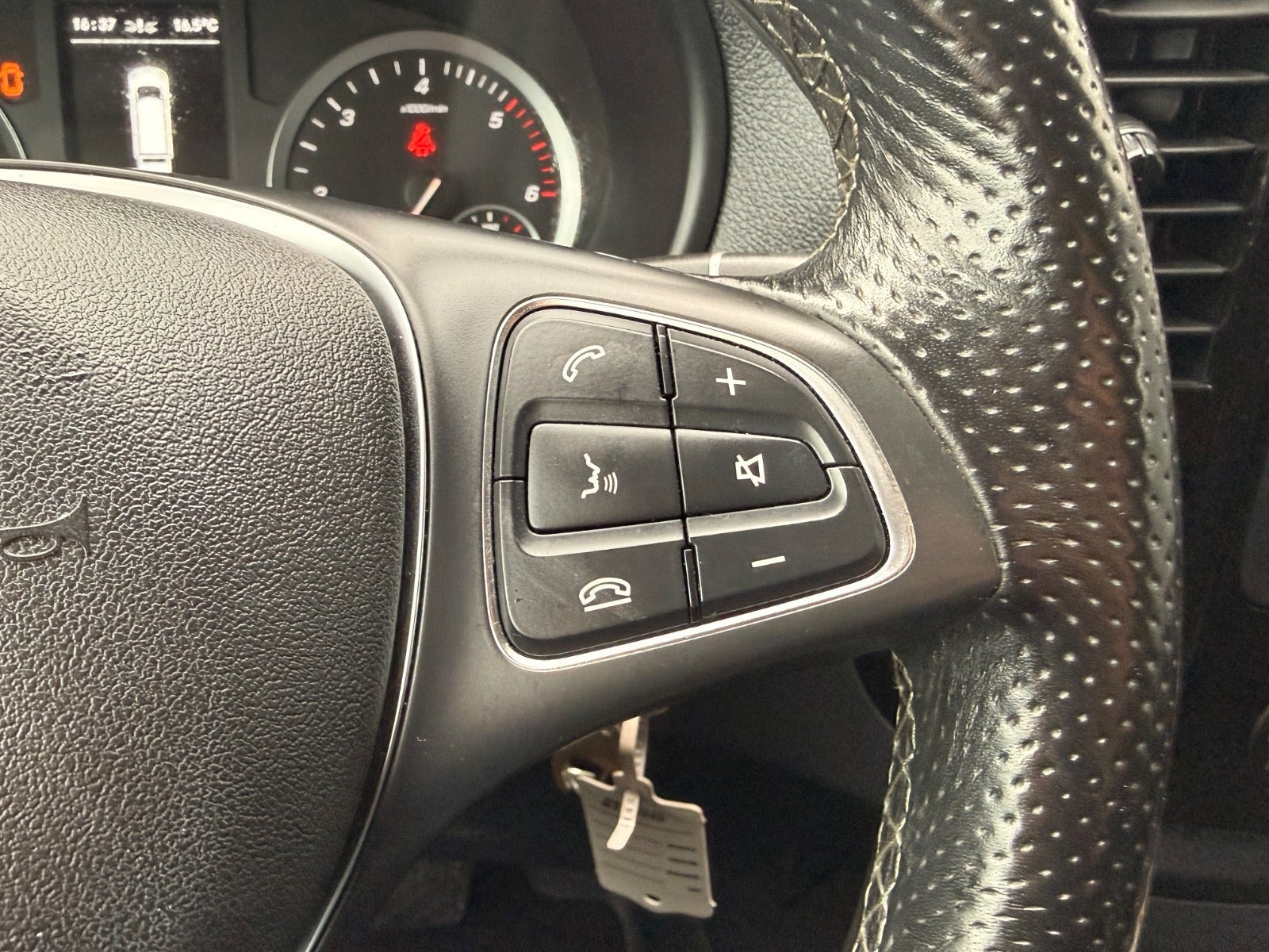 Sølv Mercedes Vito 114 fra 2021