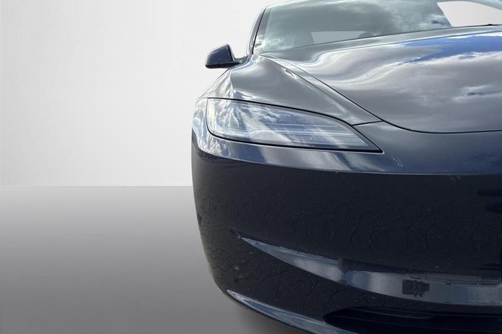 Sort Tesla Model 3 fra 2024