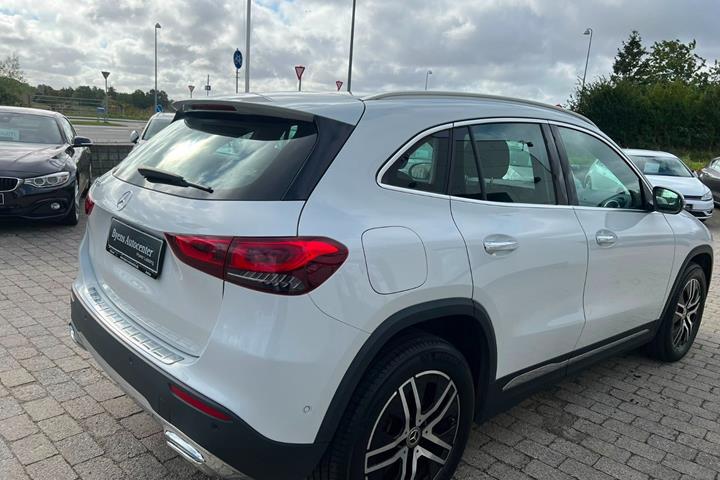 Hvid Mercedes GLA250 e fra 2022