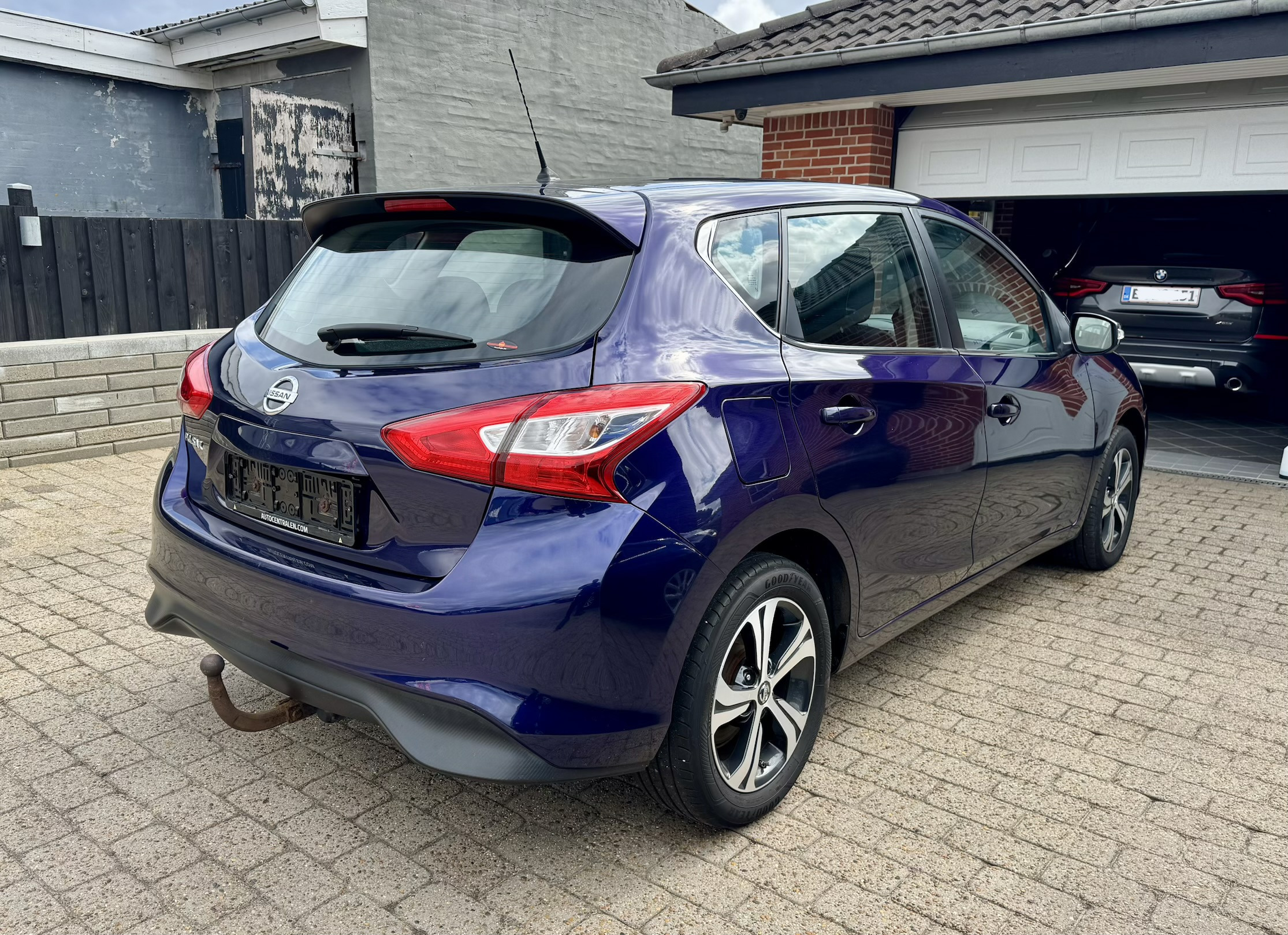 Blå Nissan Pulsar fra 2016