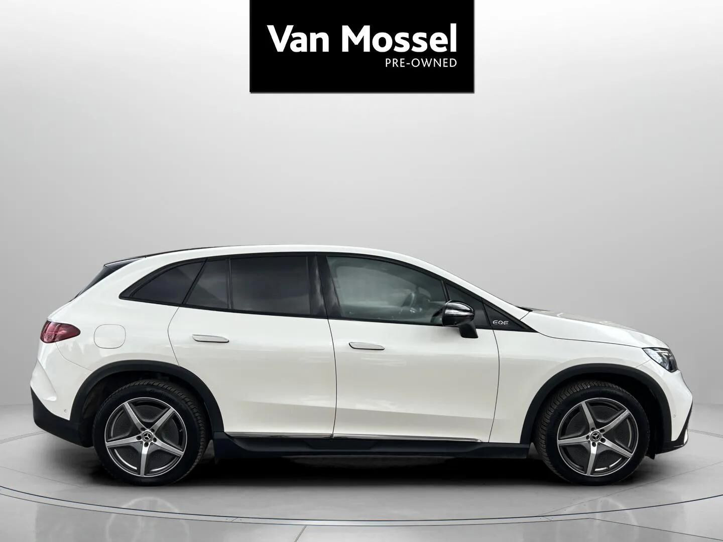 Hvid Mercedes EQE350+ fra 2024