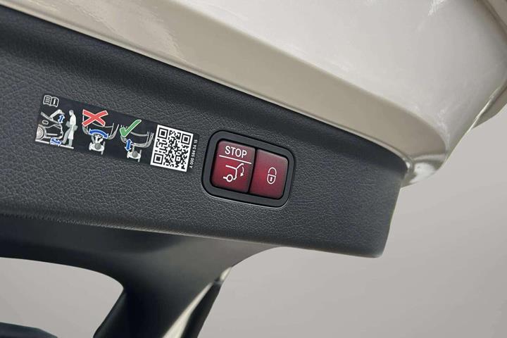 Hvid Mercedes EQE350+ fra 2024
