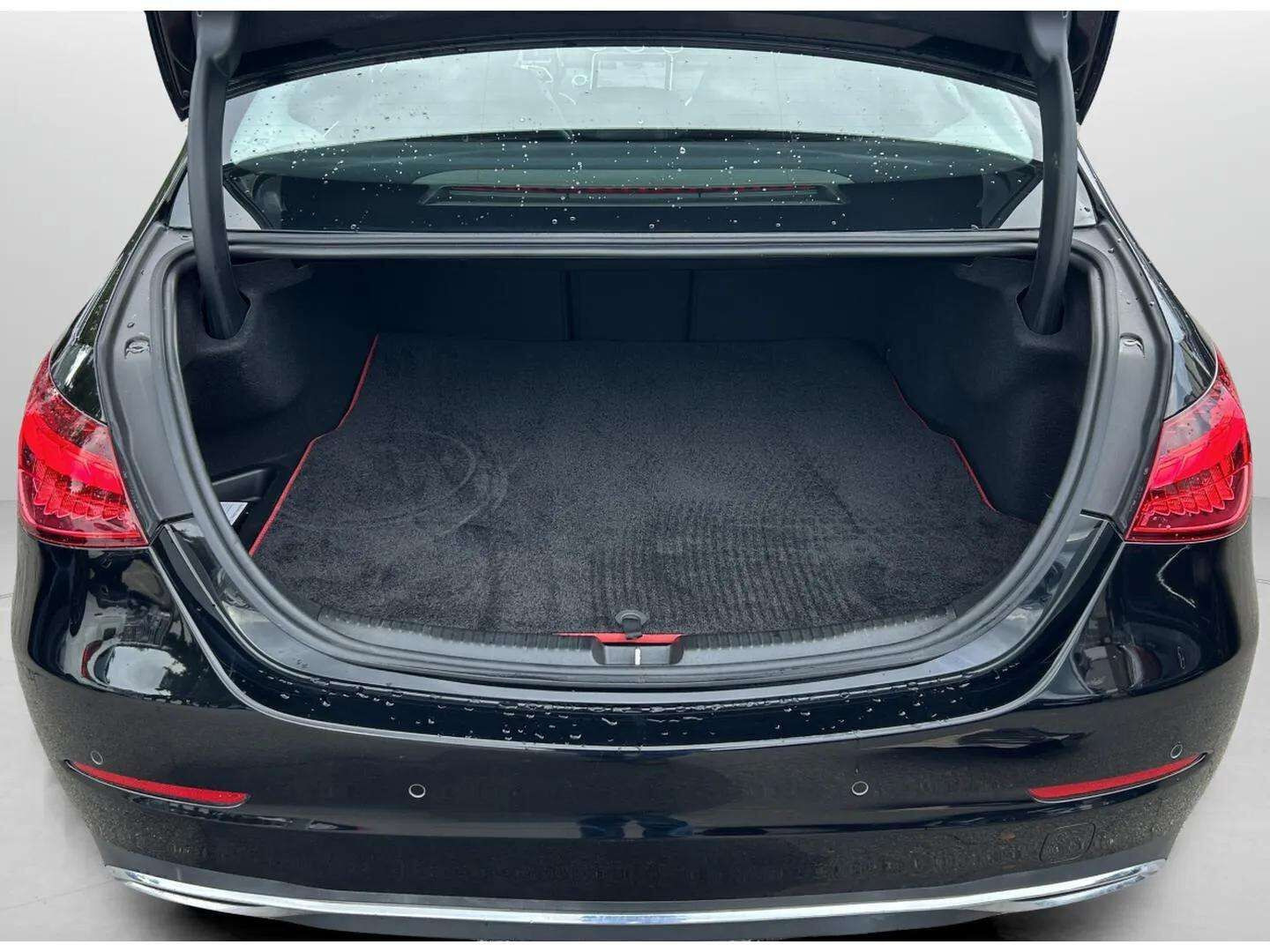 Sort Mercedes C300 e fra 2022