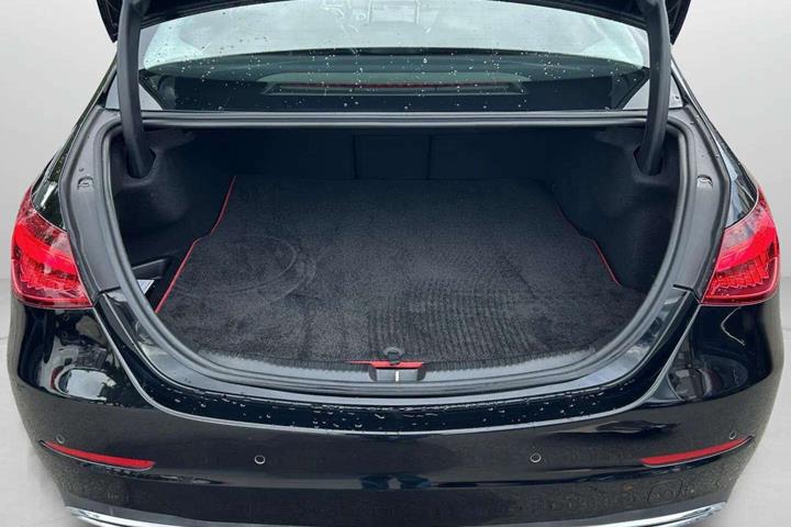 Sort Mercedes C300 e fra 2022