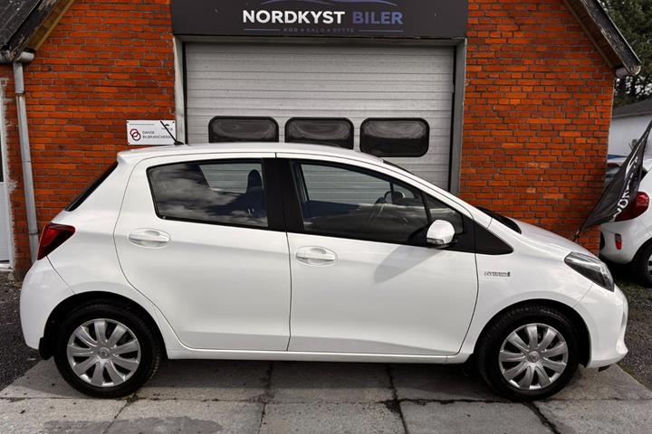 Hvid Toyota Yaris fra 2014